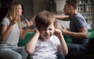 Barn som hör föräldrarna gräla