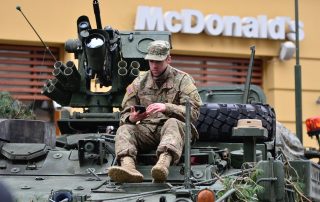 Soldat på stridsvagn utanför en McDonald´s restaurang